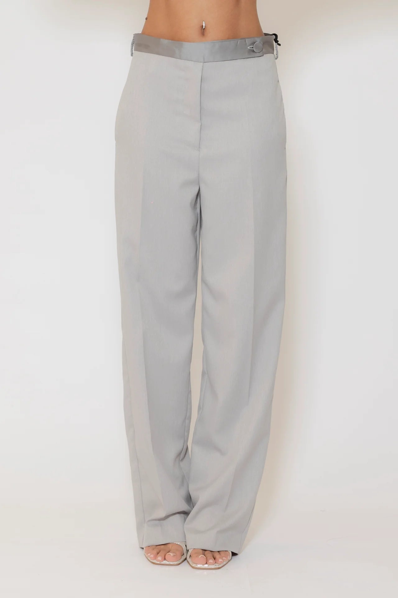 Vicolo Pantalone con Piega Stirata e Inserti in Raso Grigio