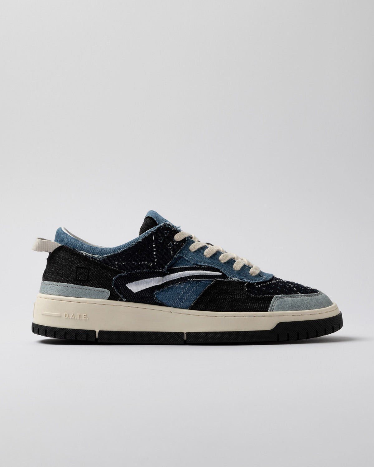 D.A.T.E. Torneo Fringed Jeans Sneakers in Denim Blu con Dettagli in Pelle Celeste.