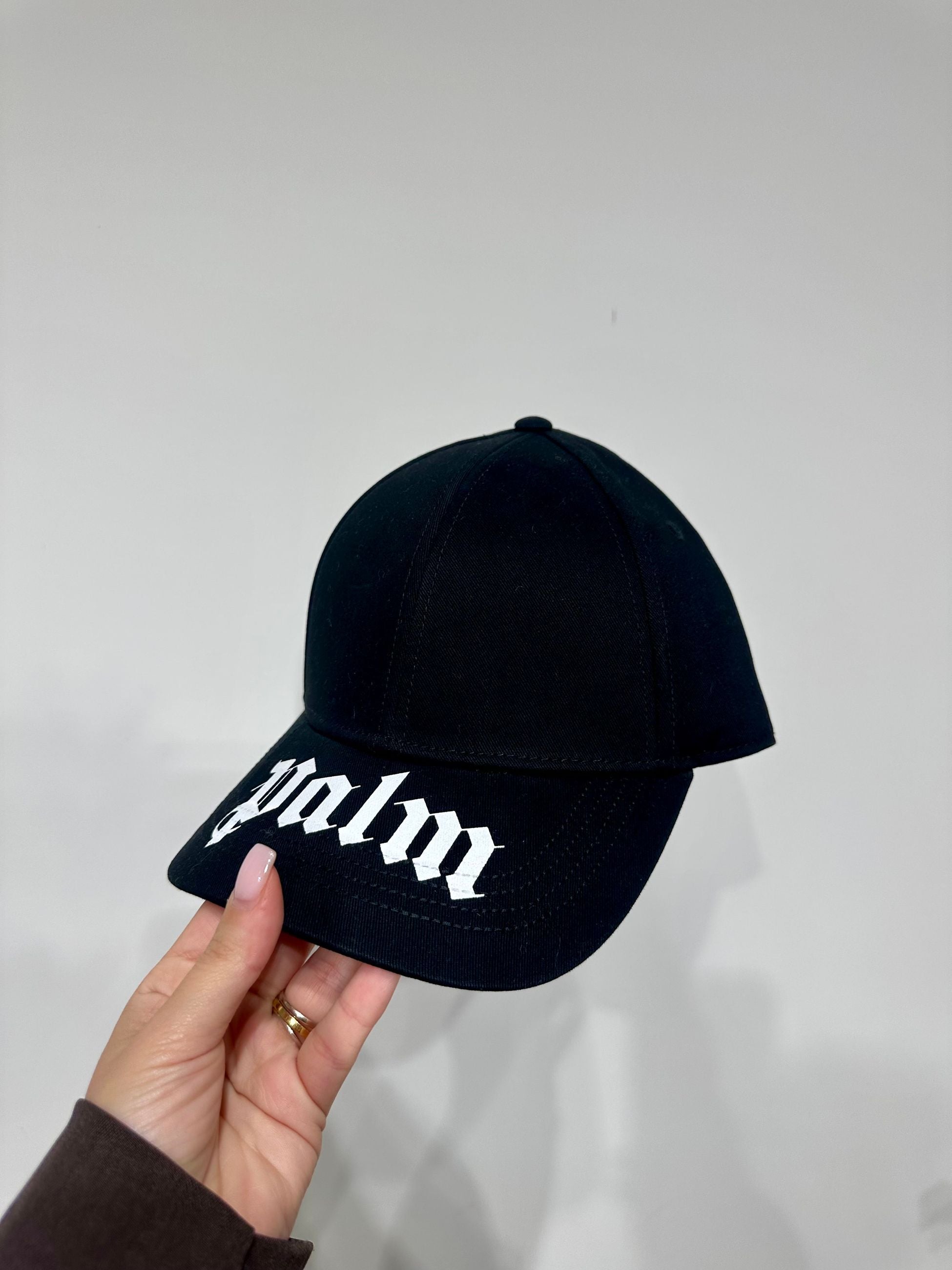 Palm Angels Cappello da Baseball con Maxi Logo Gotico sulla Visiera Nero
