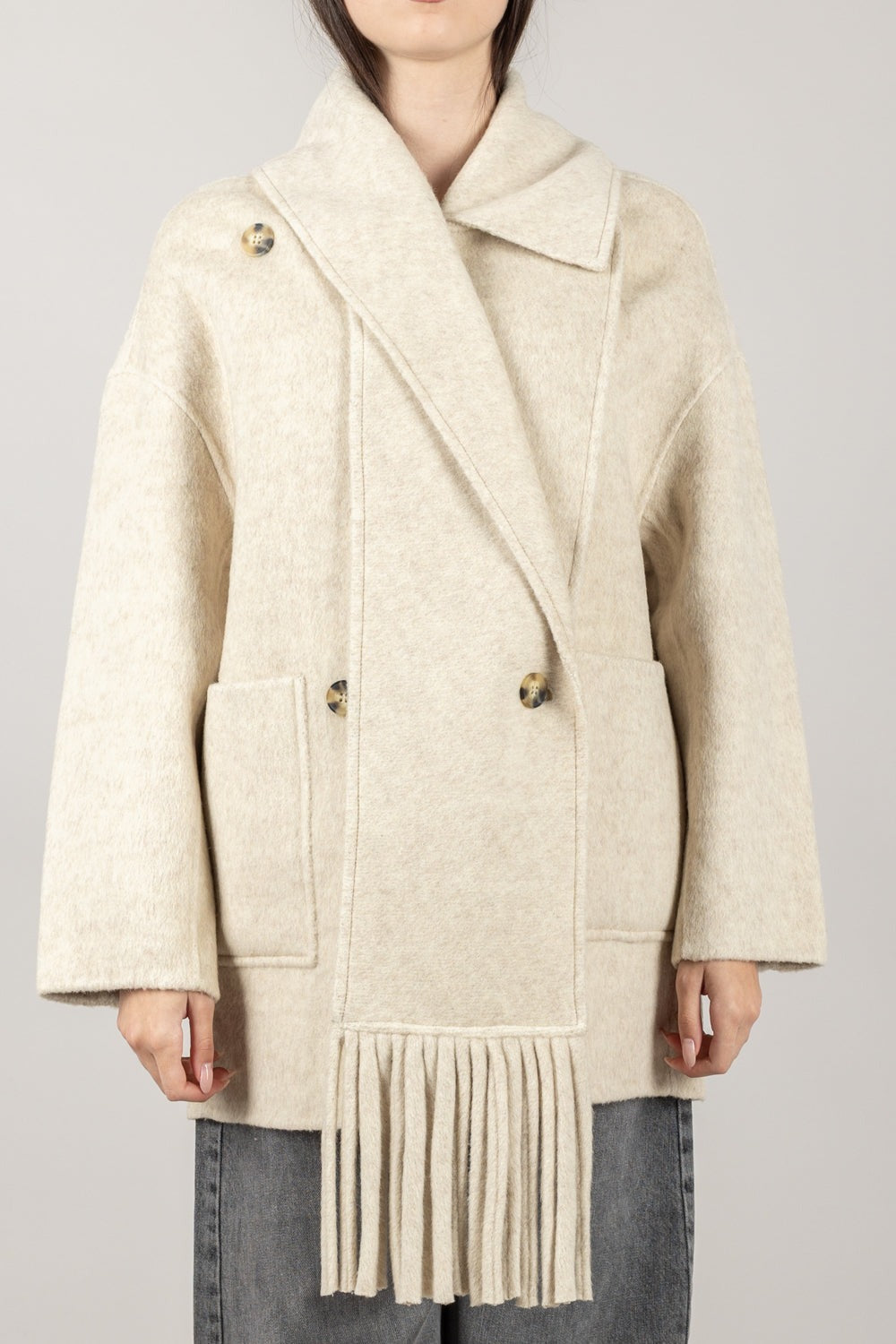 Vicolo Cappotto Corto "Handmade" con Collo Sciarpa e Frange Beige