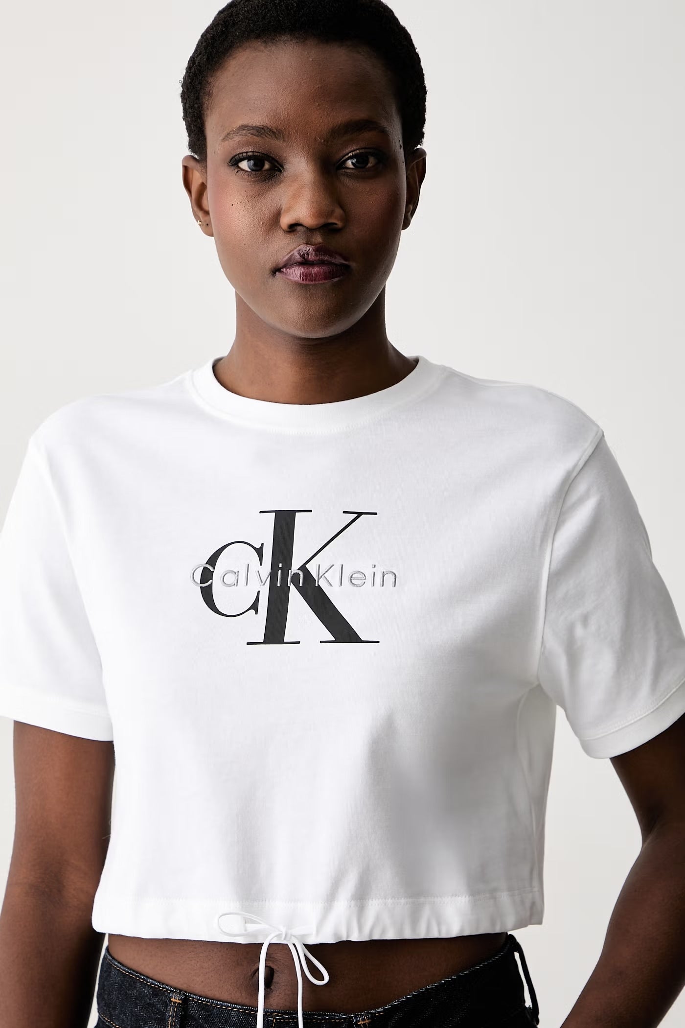 Calvin Klein La T-shirt Elegante Crop Top in Cotone Bianca