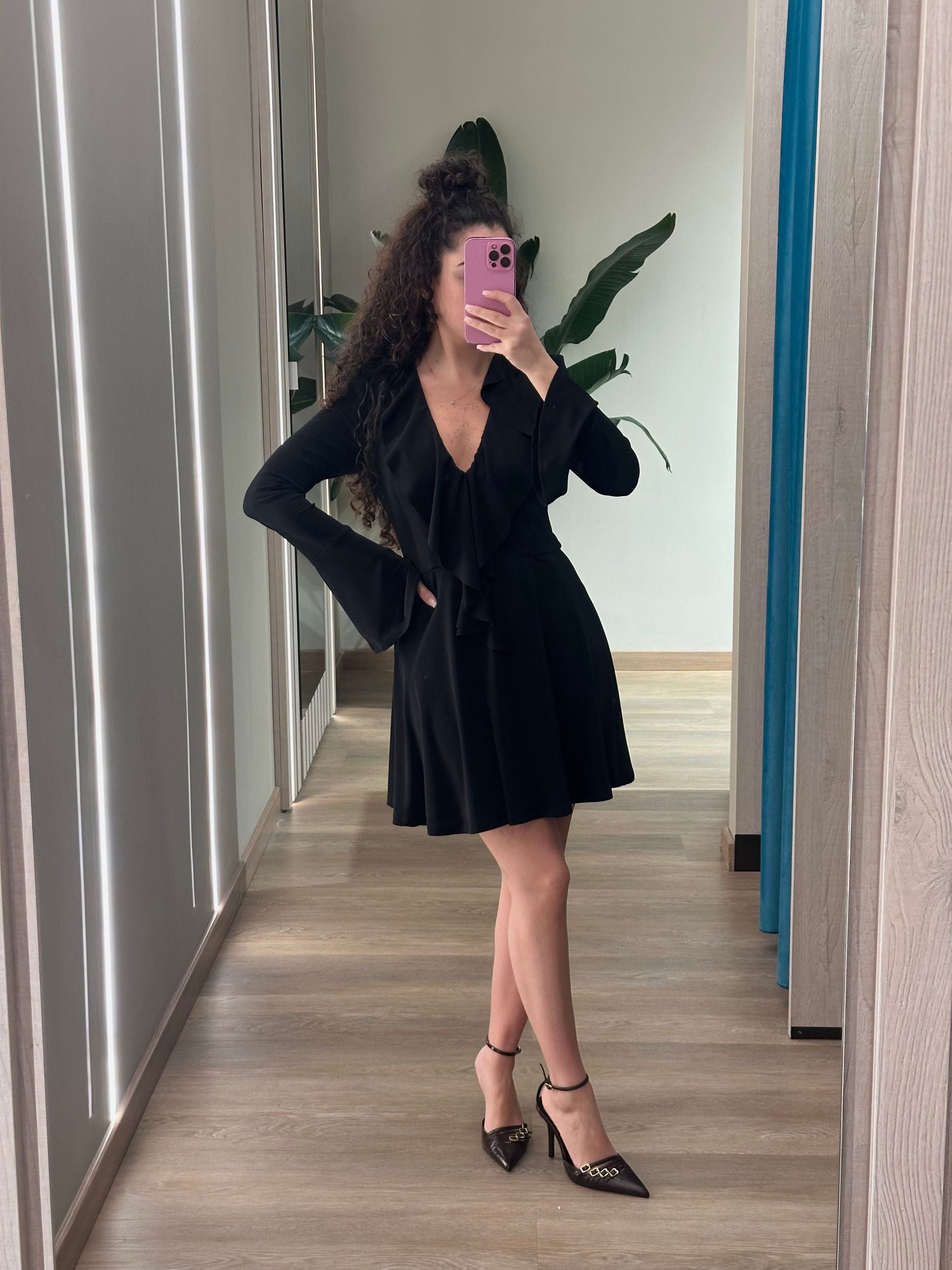 Vicolo Abito Mini Manica Ampia con Rouches sul Davanti Nero