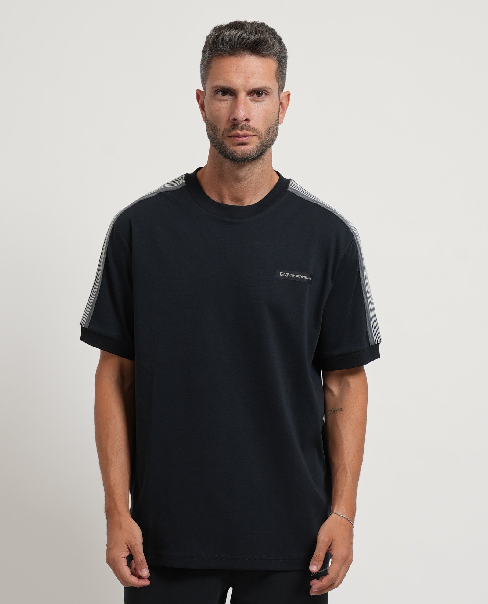 Armani EA7 T-shirt con Logo e Banda su Spalla in Jersey di Cotone Nero