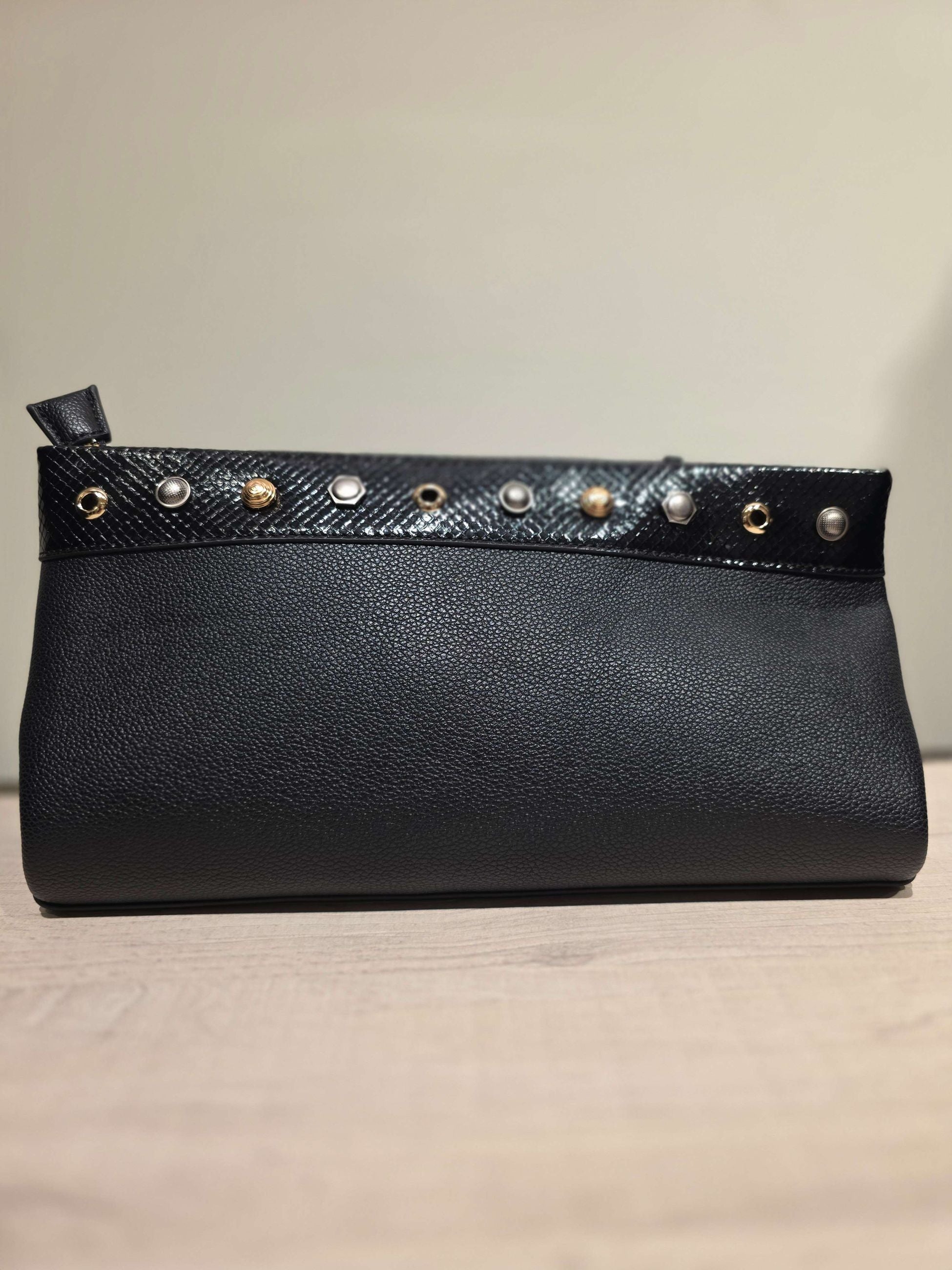 Vicolo Borsa Clutch Rebel con Borchie e Listino Animalier Nero