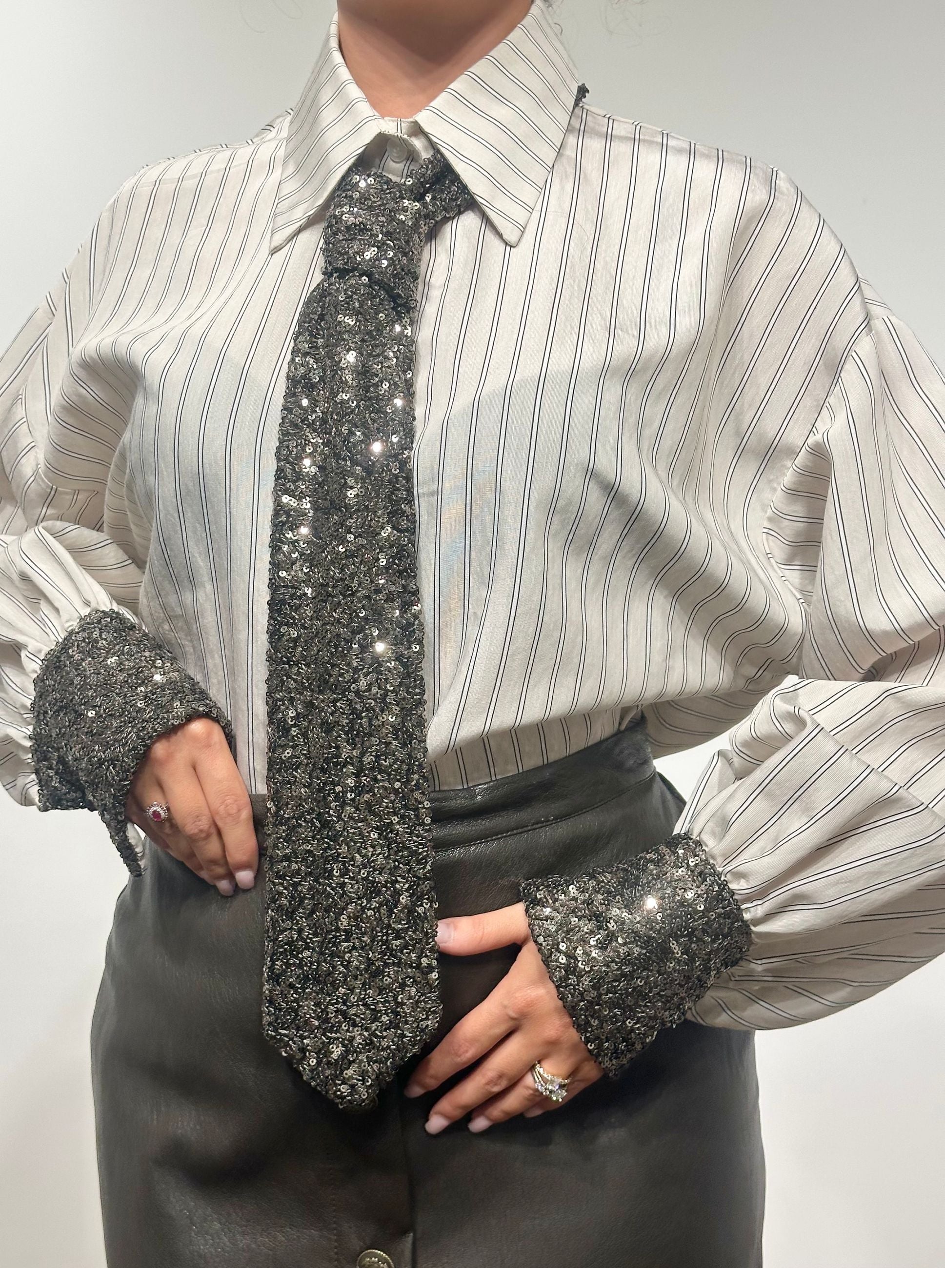 Le Streghe Camicia con Cravatta e Polsi in Paillettes Beige