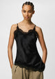 Pieces Top Asimmetrica in Raso con Dettagli in Pizzo Nero