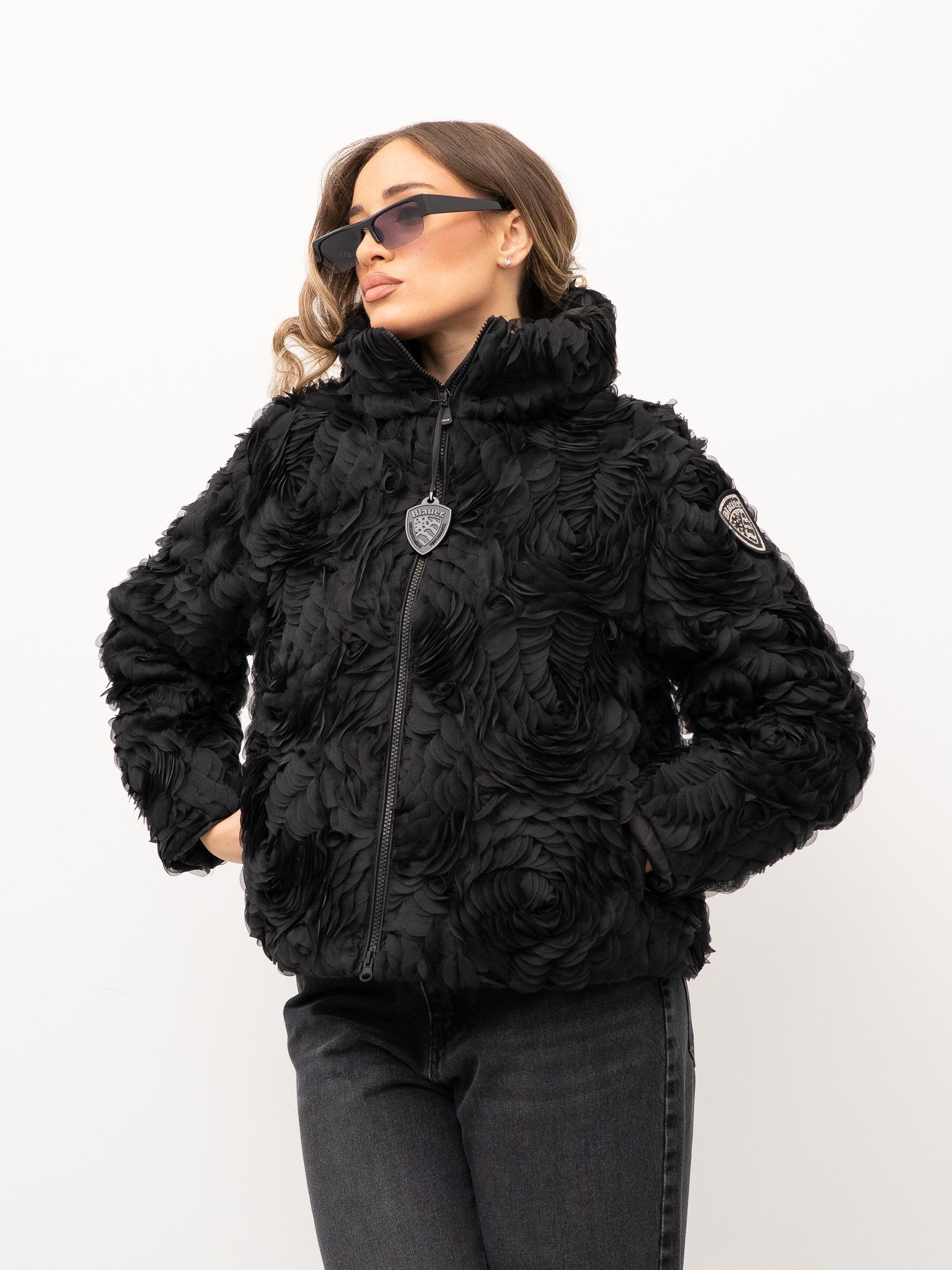 Blauer Usa Giubbetto Corta con Dettagli Floreali
Tridimensionali Rosee  Nero