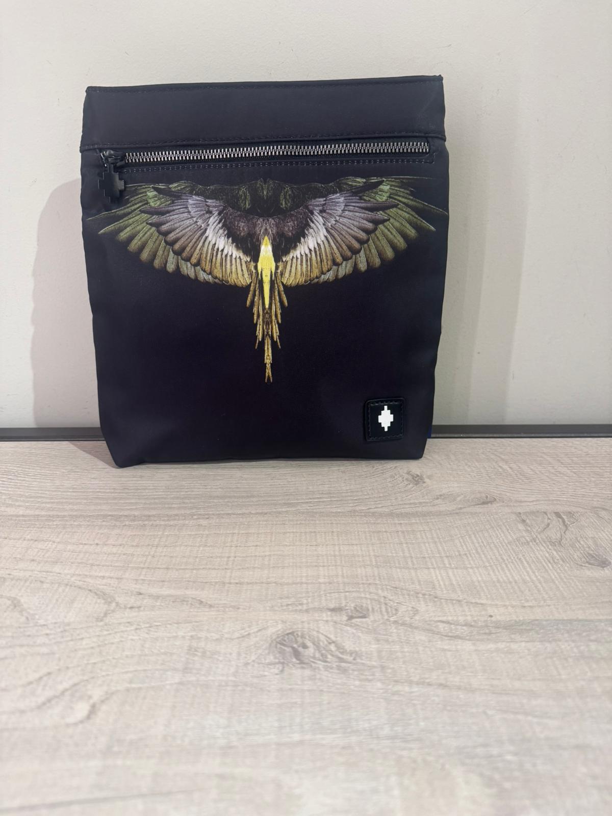 Marcelo Burlon Borsa a Tracolla "County of Milan" con Stampa "Wings" Sfumata Nero/Giallo