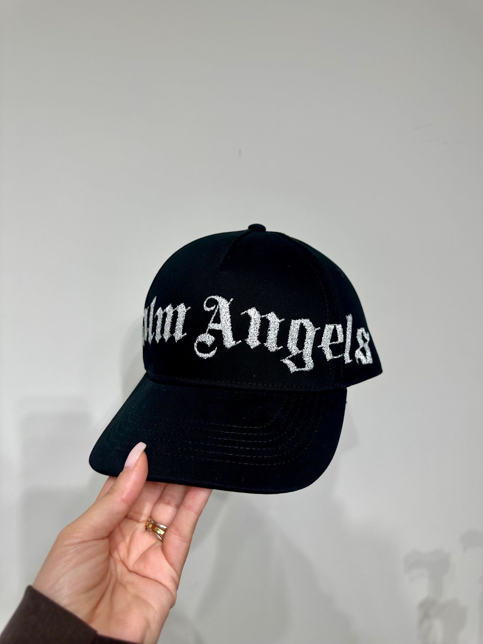 Palm Angels Cappello da Baseball con Maxi Logo Gotico Avvolgente Nero