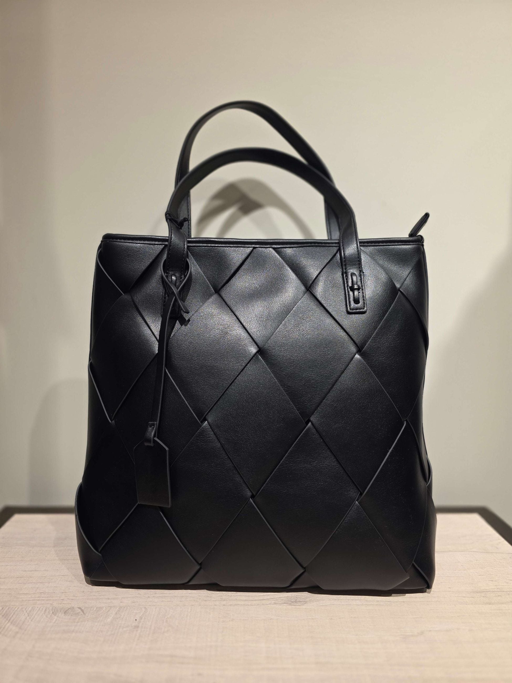 Vicolo Borsa Tote Hoshi Maxi in Ecopelle Intrecciata Nero
