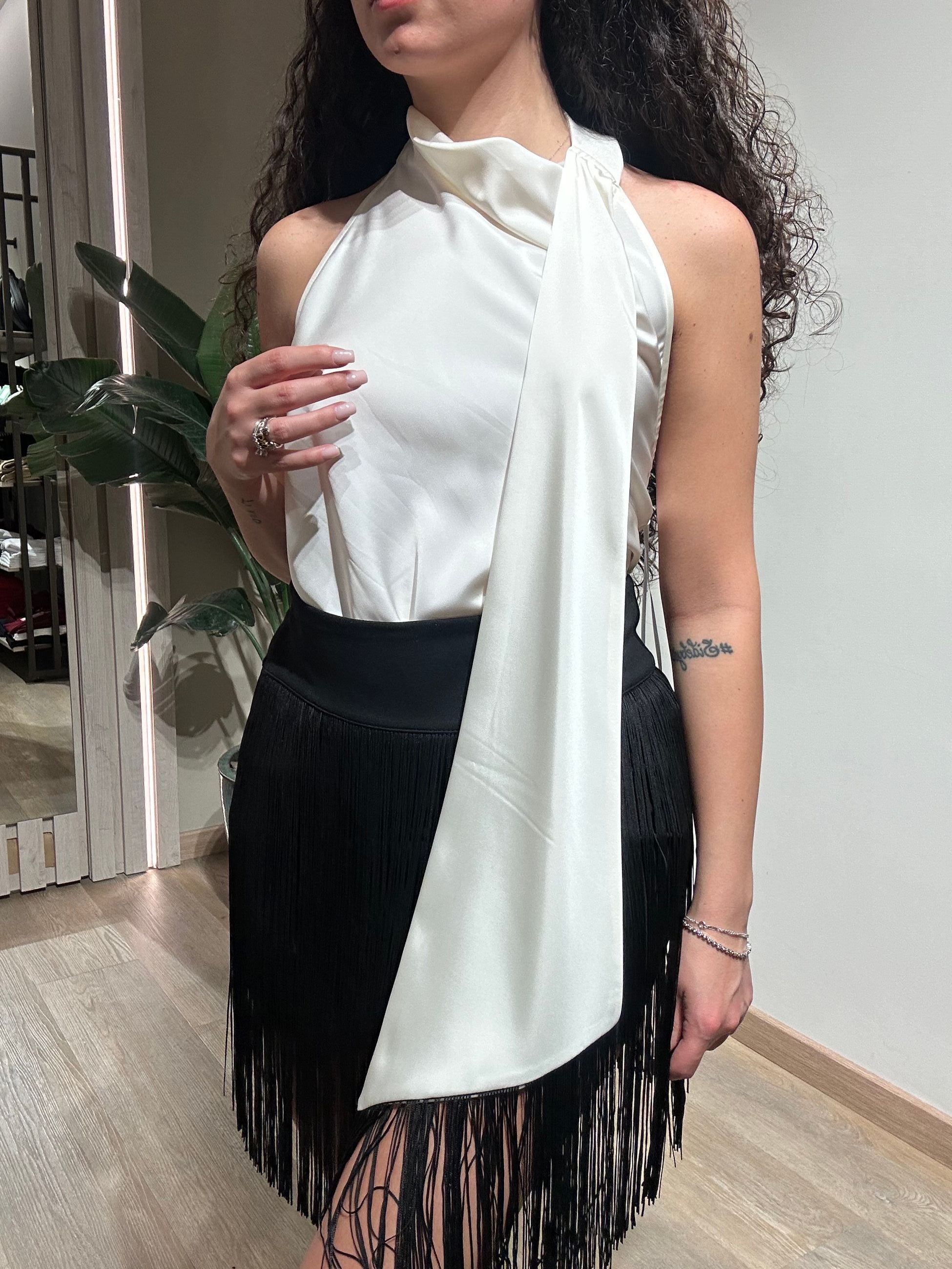 Le Streghe Top in Raso con Frange Nero